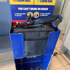 Torba podróżna, która jest o 2 cm za duża na bagaż podręczny Ryanair, nie mieści się w wyznaczonym miejscu.