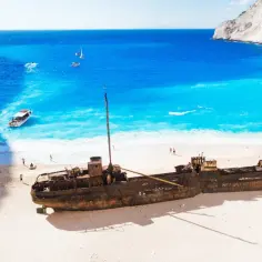 Wrak statku na plaży Navagio, idealne miejsce na **kos wycieczki fakultatywne po polsku**. Błękitne morze i białe klify zachwycają.
