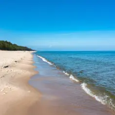 Piękny dzień na **wakacje nad Bałtykiem**. Piaszczysta plaża, szum fal i sosnowy las w tle. Idealne miejsce na relaks.