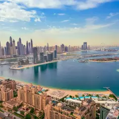 Widok na Dubaj z Palm Jumeirah. Luksusowe hotele, plaże i drapacze chmur. Czy w Dubaju jest bezpiecznie? Tak, to bezpieczne miejsce na wakacje.