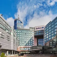 Nowoczesny budynek hotelu Radisson Blu w Szczecinie z charakterystycznym logo i restauracją Europa.