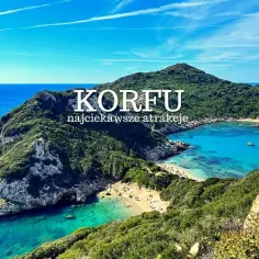 Widok na zatokę z turkusową wodą i plażą, otoczoną zielonymi wzgórzami. Idealne miejsce, by odkryć, co zobaczyć na Korfu.
