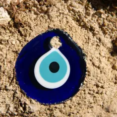 Niebieskie oko proroka, symbol ochrony, wtopione w kamienną ścianę. Czy oko proroka jest niebezpieczne? Nie, to amulet.