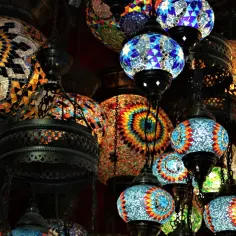 Kolorowe, mozaikowe lampy wiszące, idealne jako pamiątka – co przywieźć z Turcji?