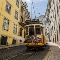 Tramwaj 28 w Lizbonie: Magiczna podróż przez serce miasta