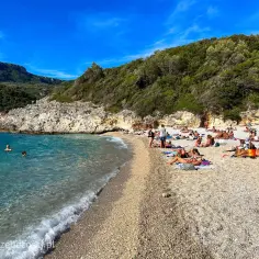 Najpiękniejsze piaszczyste plaże na Korfu: 6 miejsc, które Cię oczarują