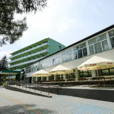 Sanatorium z zielonymi balkonami i ogródkiem piwnym. Sprawdź wolne miejsca w sanatorium prywatnie.