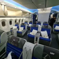 Wnętrze Dreamlinera LOT. Komfortowe fotele klasy biznes czekają na pasażerów.