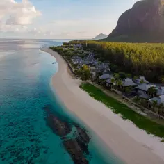Rajska plaża na Mauritiusie, gdzie turkusowa woda spotyka biały piasek. Zastanawiasz się, mauritius ile trwa lot?