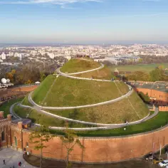 Kopiec Kościuszki, jedna z głównych atrakcji Krakowa i okolic, z widokiem na miasto.