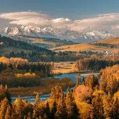 Malowniczy widok na Tatry, rzekę i jesienne lasy. Idealne miejsce na letnie atrakcje w Białce Tatrzańskiej, pełne słońca i kolorów.