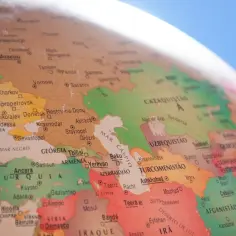Mapa świata z zaznaczoną Turcją. Czy turcja jest bezpieczna? Podróżni szukają informacji o bezpieczeństwie w tym regionie.
