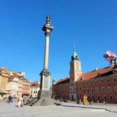 Kolumna Zygmunta i kolorowe balony na placu Zamkowym. Tętniąca życiem starówka Warszawa zachwyca.