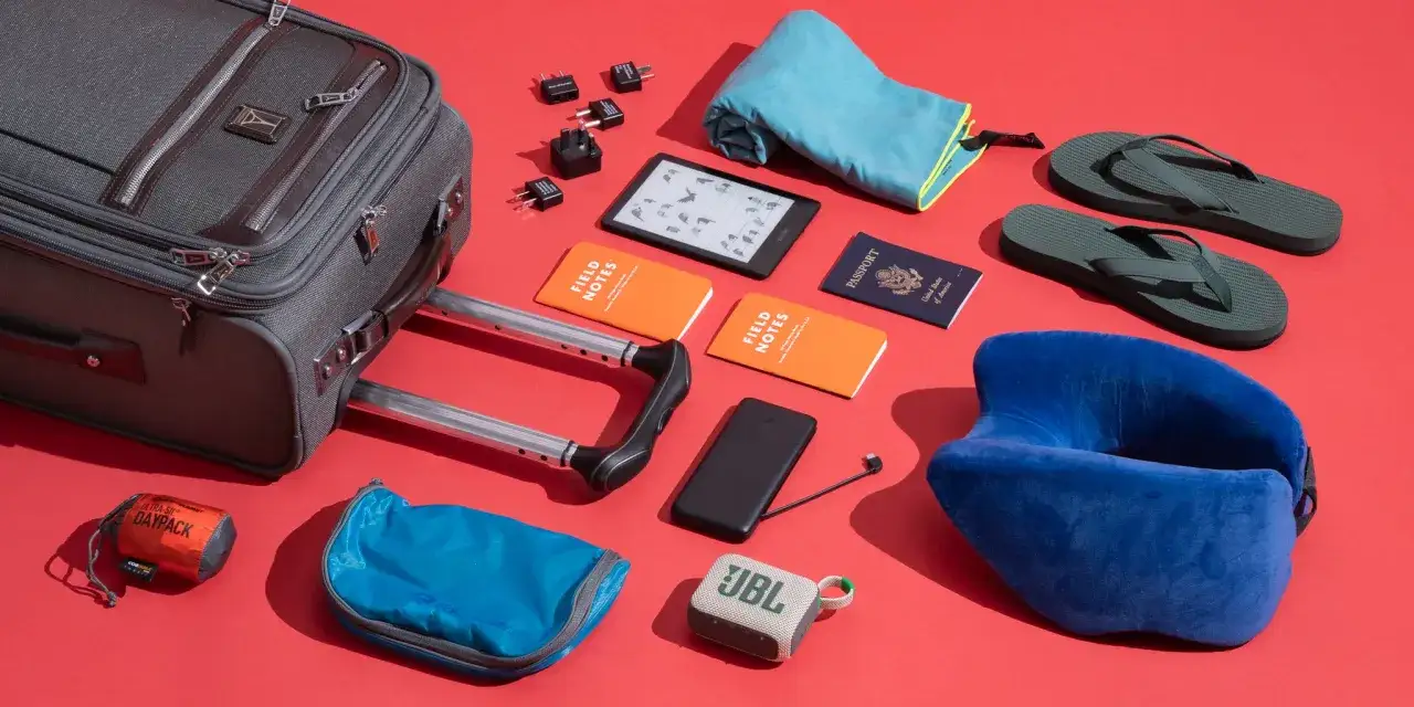 Walizka, poduszka podróżna, klapki, paszport, powerbank, notesy i adaptery – to wszystko, co zabrać na wakacje.