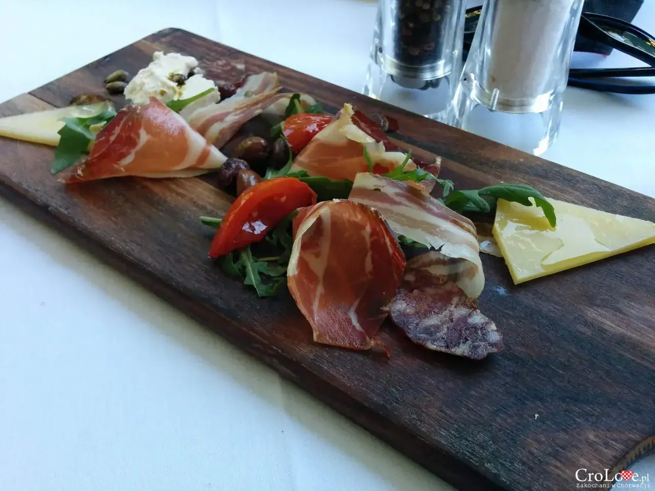 Deska serów i wędlin z Chorwacji: prosciutto, salami, ser, oliwki i pomidorki. Idealne, by dowiedzieć się, co przywieźć z Chorwacji!
