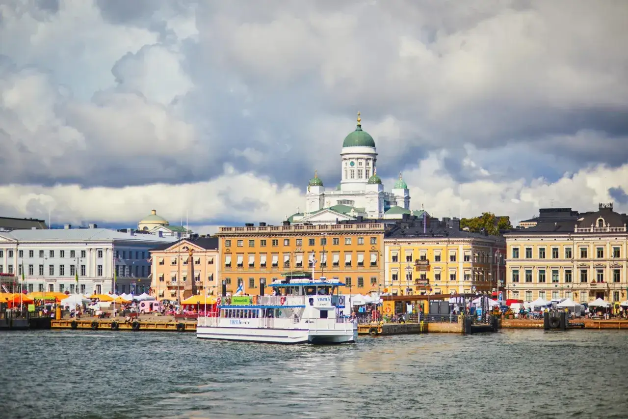 Prom z Tallinna do Helsinek przybija do portu. W tle katedra i kolorowe kamienice.