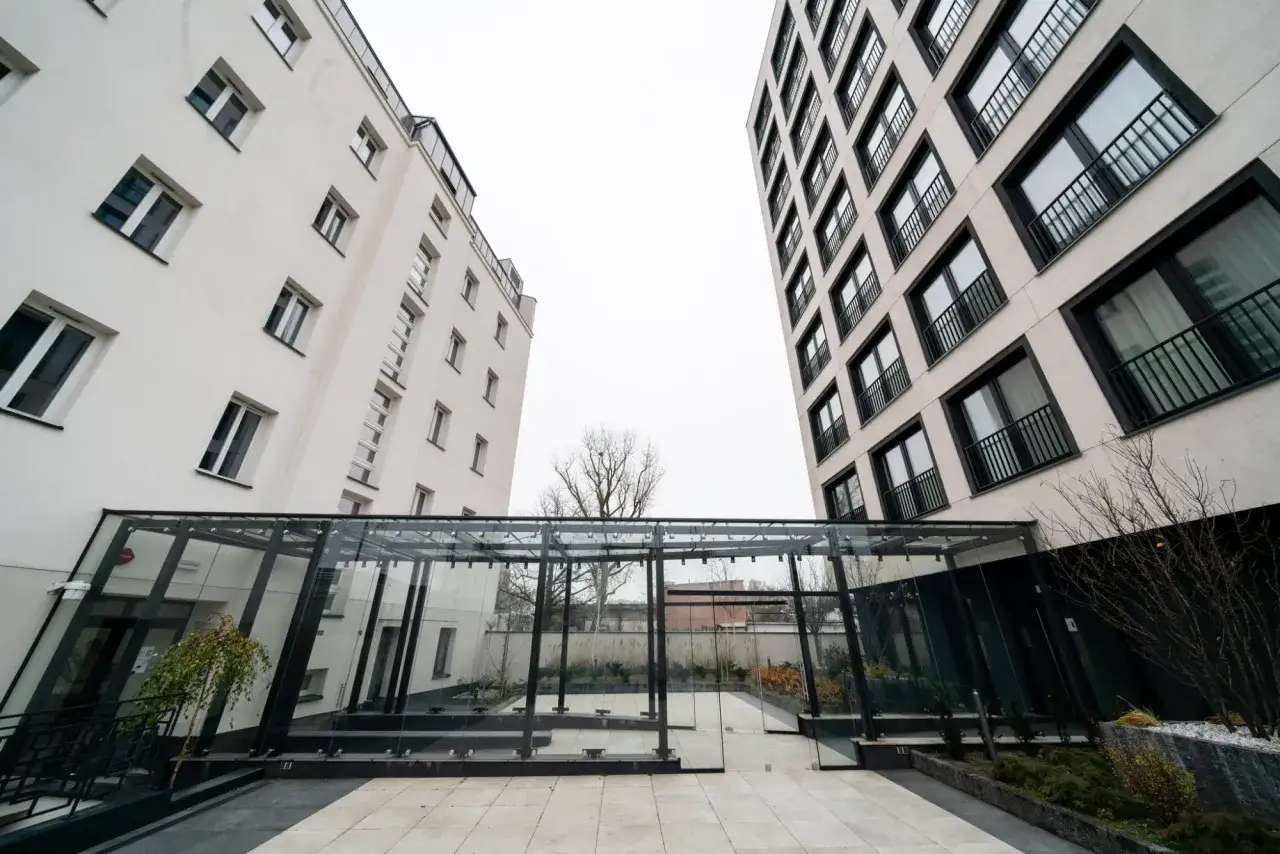 Nowoczesne budynki hotelu Tulip Residences Warsaw Targowa z przeszklonym łącznikiem.