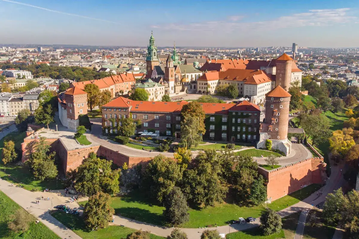 Zamek Królewski na Wawelu i jego okolice to jedne z najpiękniejszych atrakcji Krakowa. Widok zapiera dech w piersiach!