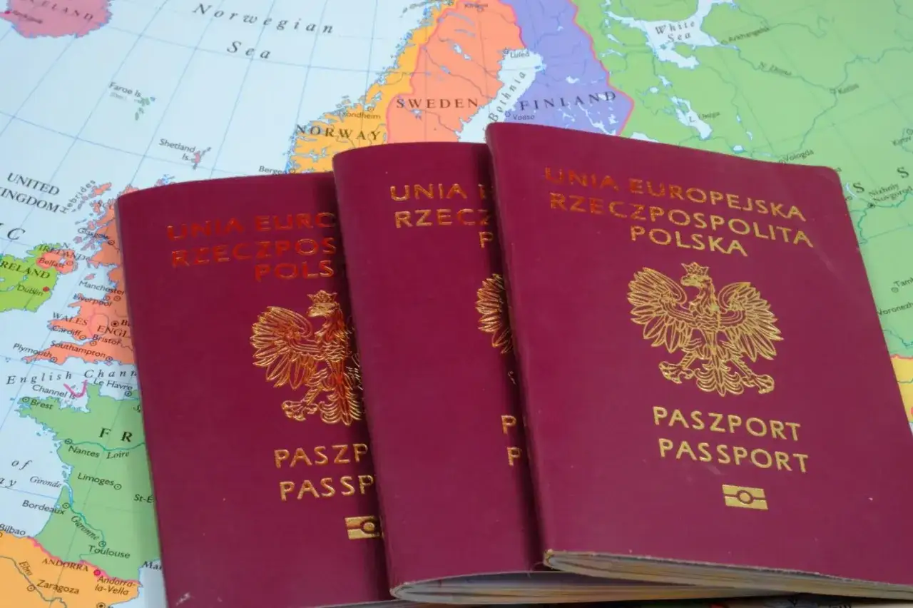 Trzy polskie paszporty leżą na mapie Europy. Czy do Anglii potrzebny jest paszport? Tak, jeśli nie jesteś obywatelem UE.