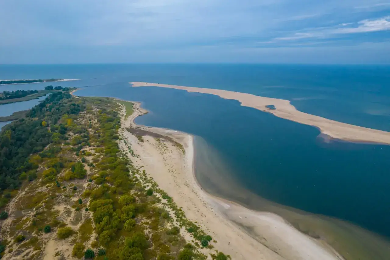 Piękne krajobrazy nad Bałtykiem. Piaszczysta plaża, zieleń i spokojne wody tworzą idealne miejsce na wakacje.