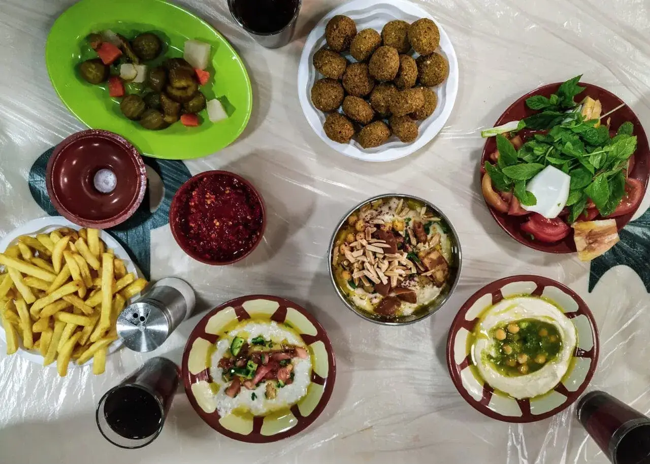 Pyszne jedzenie w Jordanii, stolicy kraju: falafel, hummus, frytki i sałatka.
