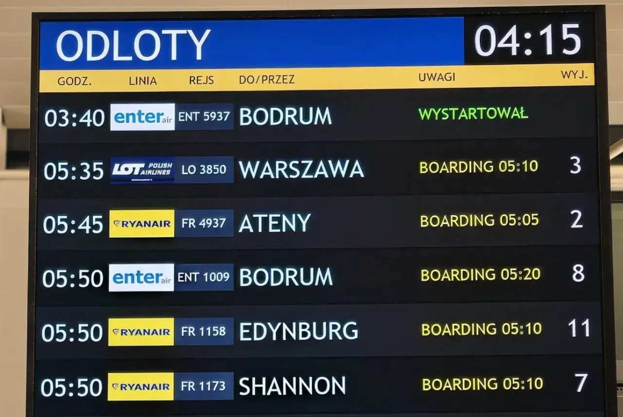 Tablica odlotów: enter air do Bodrum wystartował, LOT do Warszawy, Ryanair do Aten, Edynburga i Shannon.