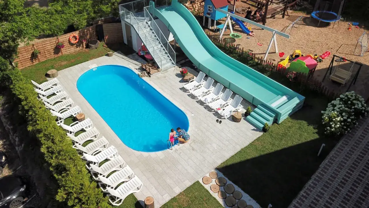 Zalesie Mazury Active Spa: basen, zjeżdżalnia wodna, plac zabaw i leżaki. Idealne miejsce na rodzinny wypoczynek.