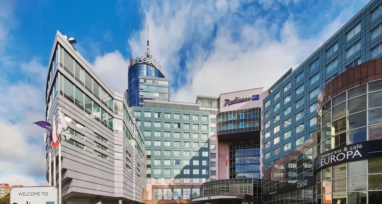 Nowoczesny budynek hotelu Radisson Blu Szczecin z charakterystycznym różowym akcentem i restauracją Europa.