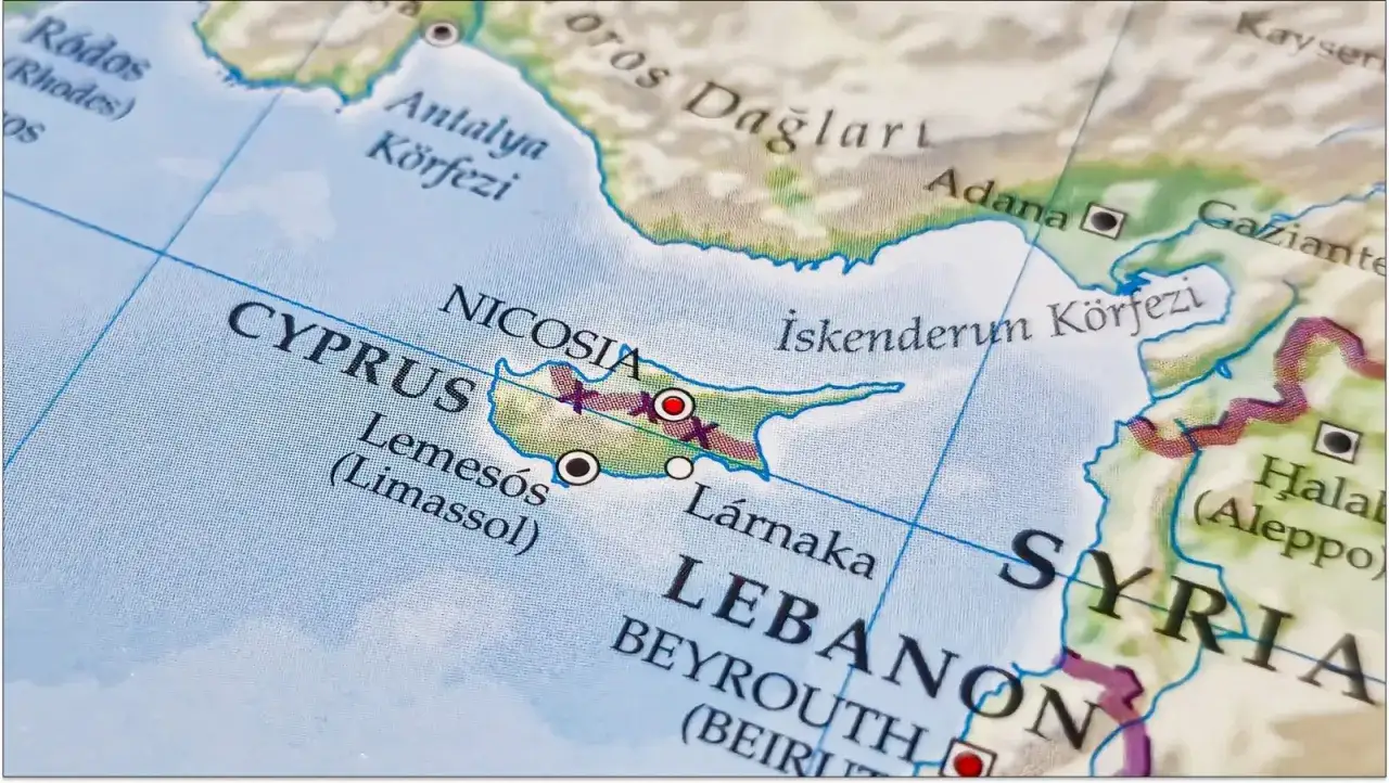 Mapa pokazuje Cypr, Liban i Syrię. Czy Cypr jest w Schengen? To pytanie często zadawane przez podróżnych planujących wizytę na tej śródziemnomorskiej wyspie.