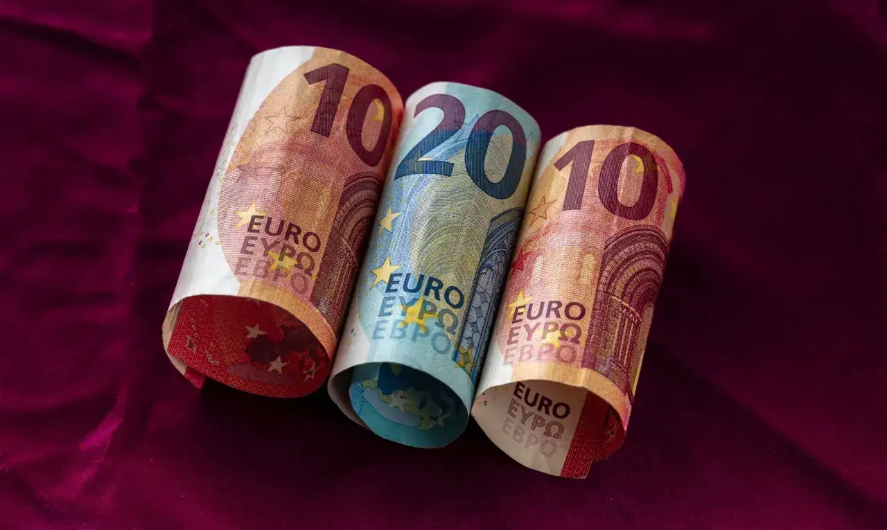Trzy banknoty euro: 10, 20 i 10. Łotwa waluta euro.