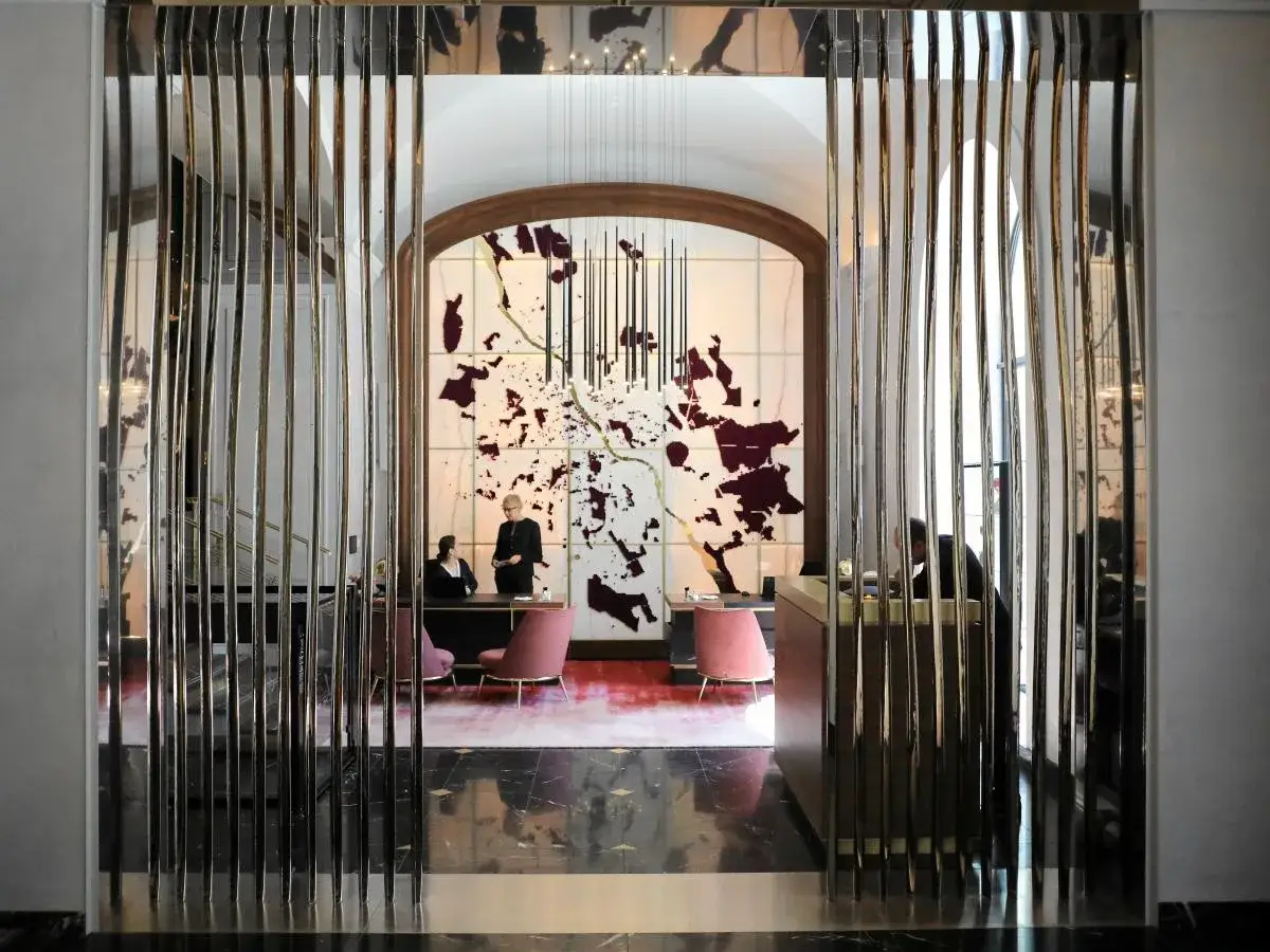 Eleganckie lobby, recepcja i nowoczesna sztuka na ścianie. Czy to najdroższy hotel w Polsce?
