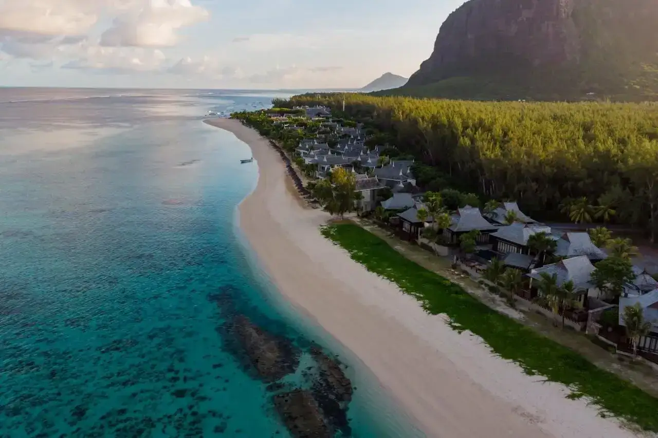 Rajska plaża na Mauritiusie, gdzie turkusowa woda spotyka biały piasek. Zastanawiasz się, ile trwa lot na Mauritius?