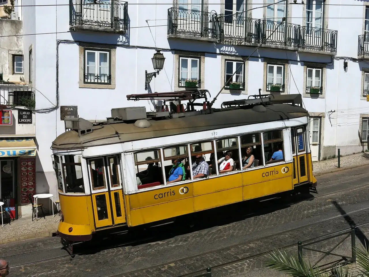 Zdjęcie Tramwaj 28 w Lizbonie: Magiczna podróż przez serce miasta