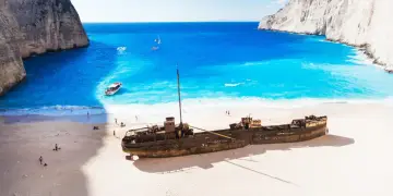 Wrak statku na plaży Navagio, idealne miejsce na **kos wycieczki fakultatywne po polsku**. Błękitne morze i białe klify zachwycają.