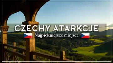 Widok z drewnianej wieży widokowej na zielone wzgórza Czech. Idealne miejsce na wakacje w Czechach, pełne pięknych krajobrazów.