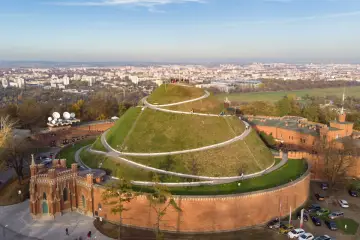 Kopiec Kościuszki, jedna z głównych atrakcji Krakowa i okolic, z widokiem na miasto.