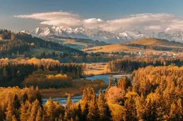 Malowniczy widok na Tatry, rzekę i jesienne lasy. Idealne miejsce na letnie atrakcje w Białce Tatrzańskiej, pełne słońca i kolorów.