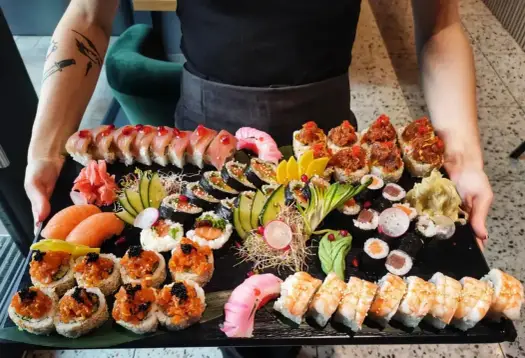 Co to sushi? Przewodnik po smakach i zasadach jedzenia