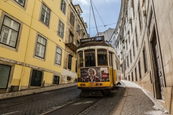 Tramwaj 28 w Lizbonie: Magiczna podróż przez serce miasta