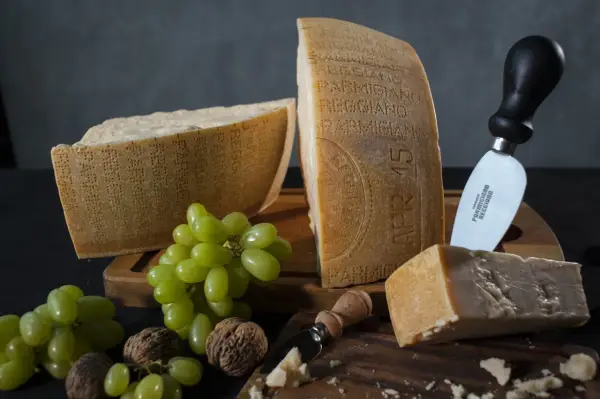 Czy parmigiano reggiano to parmezan? Odkryj prawdę o serze
