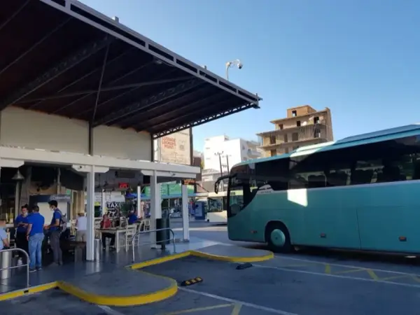 Kreta Autobusy - Jak jeździć komunikacją miejską na Krecie? Przewodnik 2023