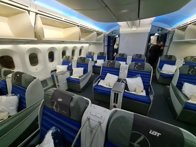 Wnętrze Dreamlinera LOT. Komfortowe fotele klasy biznes czekają na pasażerów.
